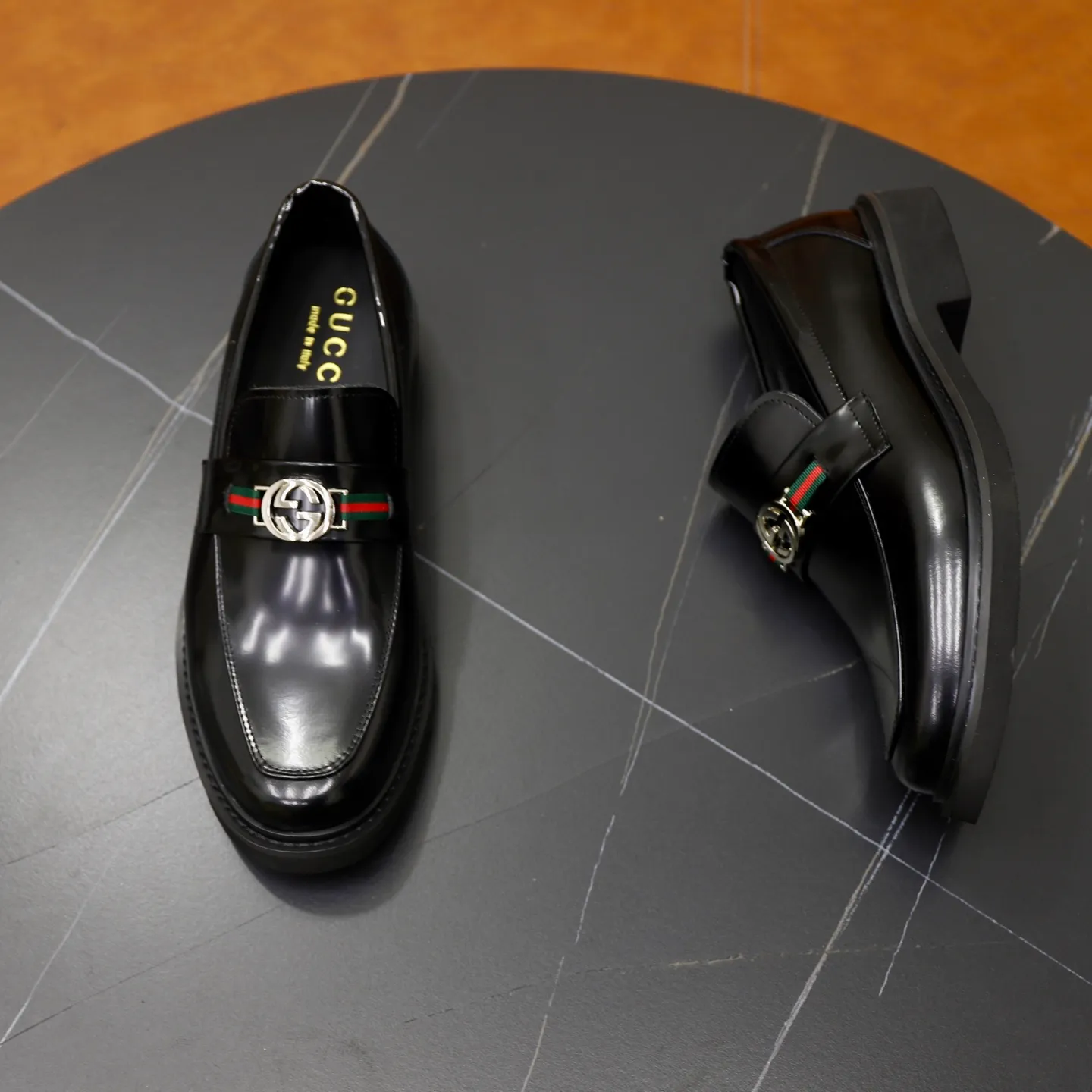Ex-factory price: 540💰🙅‍♂️🙅‍♂️🙅‍♂️ Brand: GUCCI Standard code: Men's code 38-44 (45 can be customized) Grade: Same style as the official website Original order quality Material: Original cowhide surface Comfortable cowhide lining Original outsole Style category: Men's fashionable casual leather shoes Distinguished big-name luxury elements Top luxury Color: actual picture color